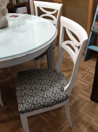 Mesa redonda neoclásica con 4 sillas