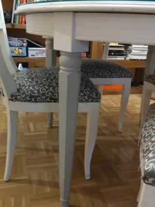 Mesa redonda neoclásica con 4 sillas