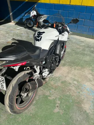 Hyosung GT 650 - Moto Deportiva Roja y Blanca