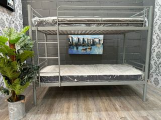 Litera metálica gris