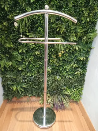 Porta abiti da terra in acciaio