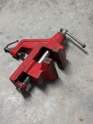 Tornillo de banco rojo