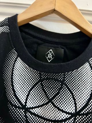 Camiseta negra con estampado mandala