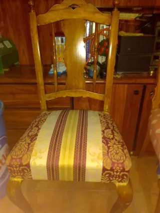 Silla antigua de madera con tapizado