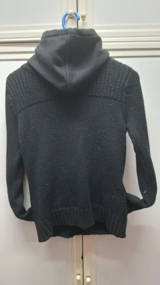 Elegante chaqueta con capucha