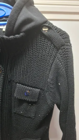 Elegante chaqueta con capucha