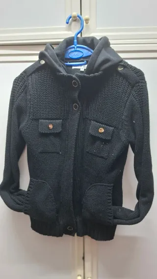 Elegante chaqueta con capucha