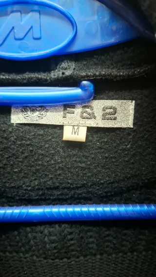 Elegante chaqueta con capucha