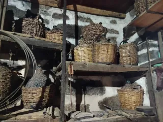 Damajuanas de vidrio con mimbre