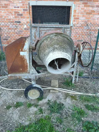 Hormigonera IMER MZ-160 (160L) bastante antigua.