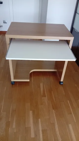 Mesa estudio con bandeja extraíble y ruedas