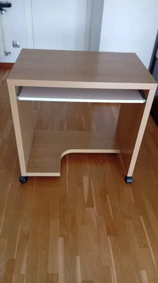 Mesa estudio con bandeja extraíble y ruedas