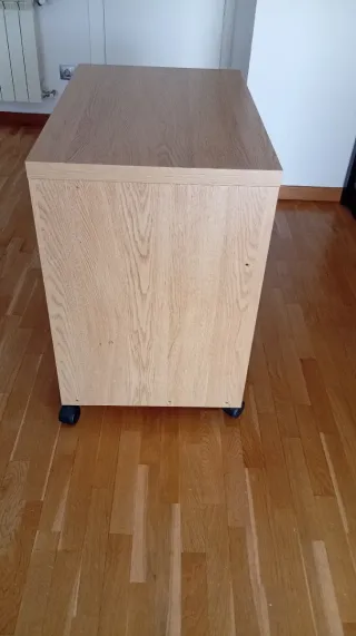 Mesa estudio con bandeja extraíble y ruedas