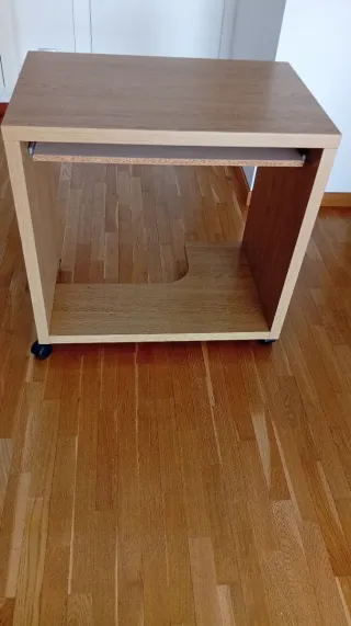 Mesa estudio con bandeja extraíble y ruedas