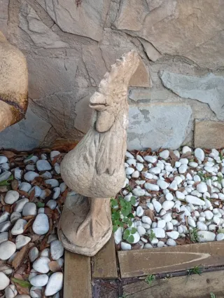 Figura decorativa de gallo de piedra