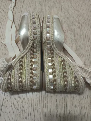 Preciosas Alpargatas Alma en Pena doradas T 38