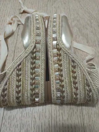 Preciosas Alpargatas Alma en Pena doradas T 38