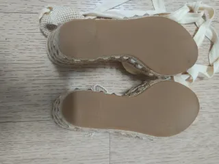 Preciosas Alpargatas Alma en Pena doradas T 38