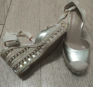 Preciosas Alpargatas Alma en Pena doradas T 38