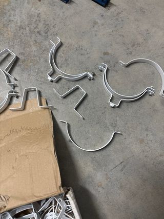 Abrazaderas para tubos (blancas)