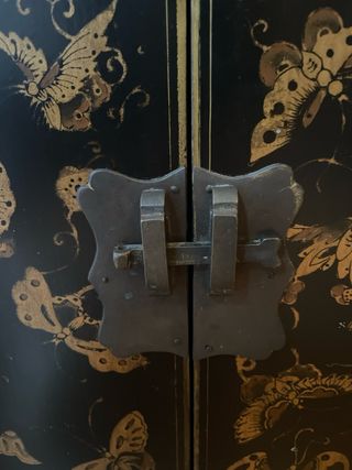 Mesita oriental lacada madera y herrajes