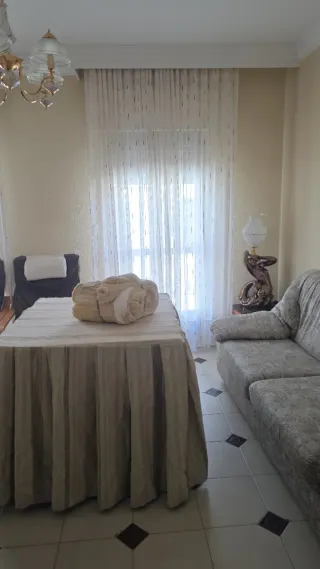 Lámpara de mesa dorada y blanca