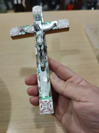 Crucifijo Antiguo de Nácar y Metal Plateado