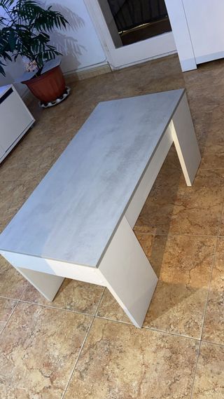 Mesa de centro elevable gris y blanca