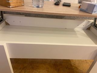 Mesa de centro elevable gris y blanca