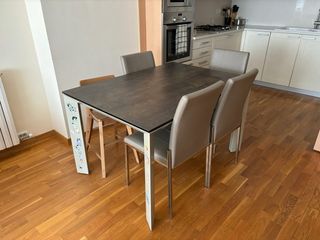 Mesa y 4 sillas comedor