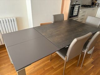 Mesa y 4 sillas comedor