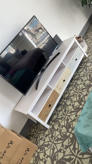 Mueble TV blanco y multicolor