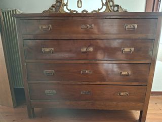 Comò in legno intarsiato con specchio