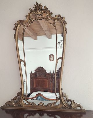 Comò in legno intarsiato con specchio