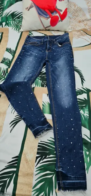 Pantalones vaqueros con pedrería