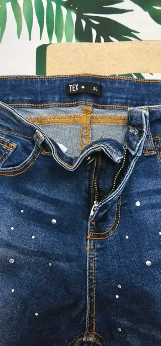 Pantalones vaqueros con pedrería