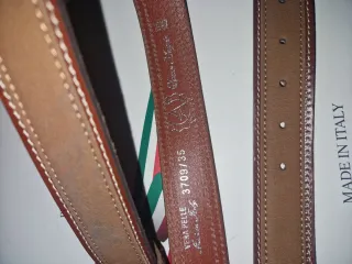 Cintura in pelle marrone con cuciture