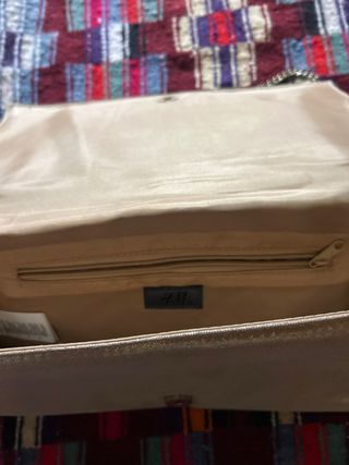 Bolso dorado con lazo y cadena