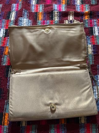 Bolso dorado con lazo y cadena