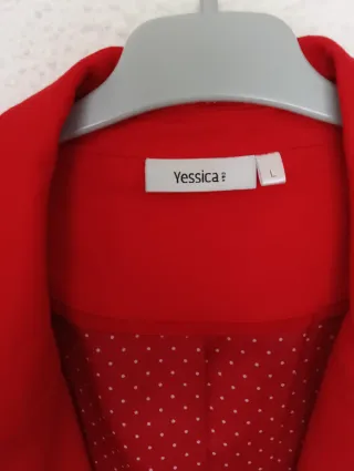 Americana roja y blusa blanca