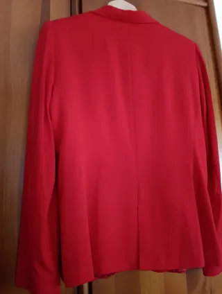 Americana roja y blusa blanca