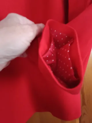 Americana roja y blusa blanca