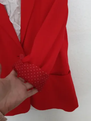 Americana roja y blusa blanca