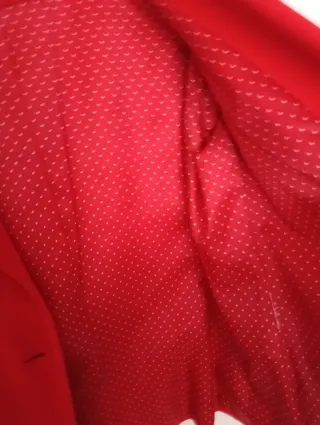 Americana roja y blusa blanca