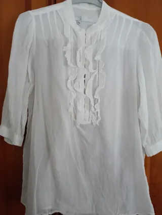 Americana roja y blusa blanca