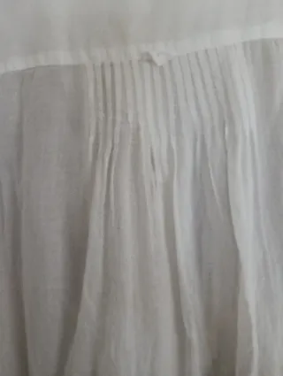 Americana roja y blusa blanca