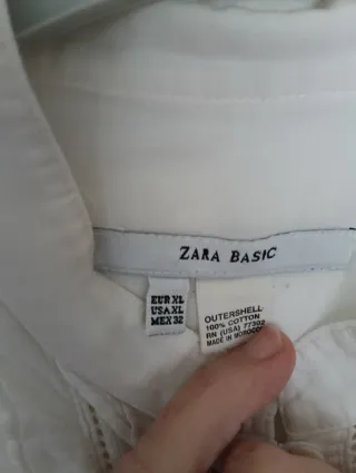 Americana roja y blusa blanca