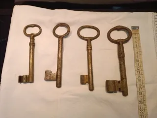 4 llaves antiguas de metal