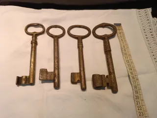 4 llaves antiguas de metal