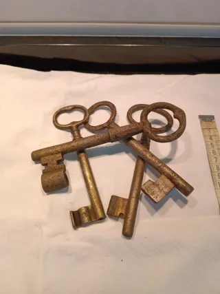4 llaves antiguas de metal